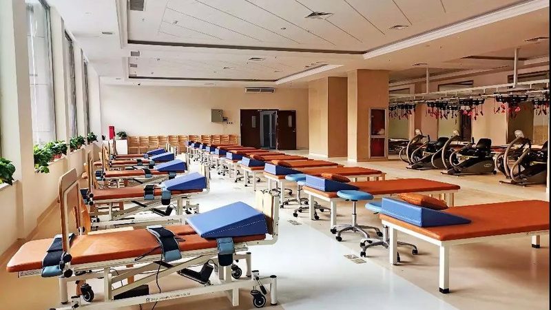 养老院护理床尺寸标准解析，确保舒适与安全